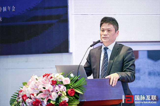 诺亚体育集团董事长杨冰之在“2017互联网+智慧中国年会”上发表主题演讲