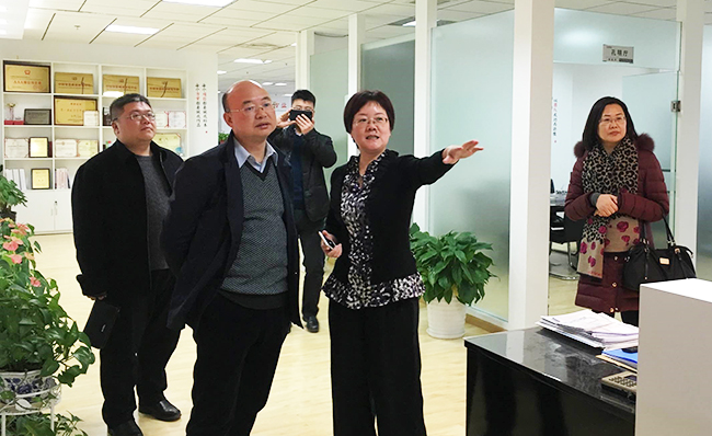 江西省信息中心主任金俊平莅临北京诺亚体育考察指导，诺亚体育互联总经理、首席规划师郑爱军予以热情接待。