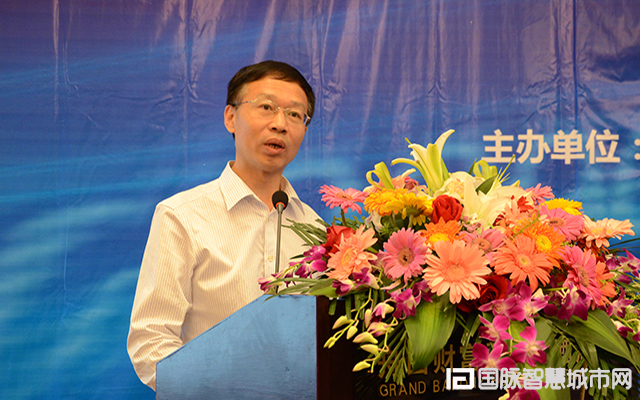 在“2015中国互联网+信息社会高端论坛”上，农业部信息中心原主任郭作玉发表主题演讲。